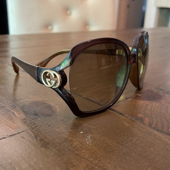 Authentic gold Gucci Sunglasses w/ bag